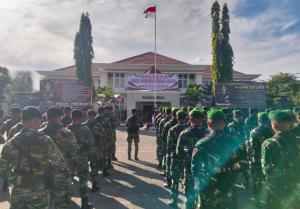 Kapolres Belu, AKBP Benny Arief saat memimpin upacara peringatan HUT Bhayangkara ke-79 dihadiri personel Polri, TNI bertempat di lapangan Mapolres Belu perbatasan RI-RDTL, Selasa (1/7/2025).