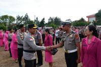 Kapolda, Irjen Pol Rudi Darmoko dan Wakapolda NTT Brigjen Pol Baskoro Tri Prabowo bersama para pejabat utama memberikan ucapan selamat kepada anggota yang naik pangkat.