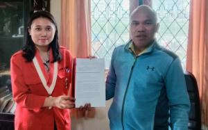 Ketua GMNI Cab. Manggarai, Meldiyanti Yolfa Jaya, Menyerahkan Peryataan Sikap atas Penolakan Kebijakan Bukti Penulunasan PBB Sebagai Syarat Masuk Sekolah di Dinas PPO Manggarai (29/6/2025)