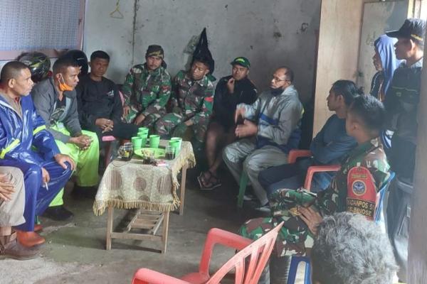  Anggota Polsek Miomaffo Barat bersama Tim SAR Kabupaten Belu dan Kabupaten TTU sesaat sebelum melakukan pencarian dua pendaki asal Kupang di Puncak Mutis Babnain.  