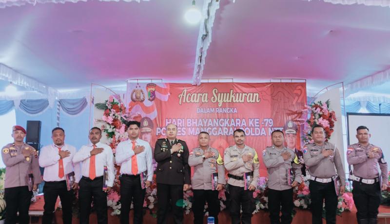 Kapolres Manggarai, AKBP Hendri Syaputra bersama sembilan personel yang dianugerahi penghargaan. 