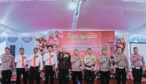 Kapolres Manggarai, AKBP Hendri Syaputra bersama sembilan personel yang dianugerahi penghargaan.