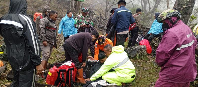 Tim SAR Gabungan berhasil menemukan Veki dan Wene Lodo, dua pendaki yang dilaporkan hilang di Gunung Babnain, Kabupaten Timor Tengah Utara (TTU), Nusa Tenggara Timur (NTT), sejak 29 Juni 2025.  