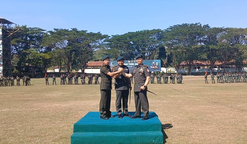 Pose bersama usai Sertijab Danyon 744/SYB, Letkol Inf.  Eko Novianto Beslar (Pejabat Lama) Danbrig 21/Komodo, Letkol Inf. Agus Hariyanto, Letkol Inf. Ronaldo Konstantin (Pejabat Baru) di lapangan Mako Yonif 744/SYB, Kabupaten Belu perbatasan RI-RDTL, Rabu (3/7/2025). 