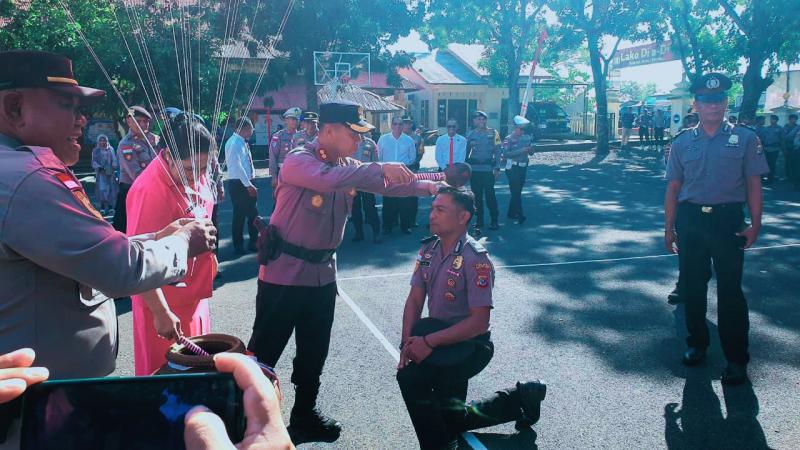Kapolres Manggarai Barat, AKBP Christian Kadang Menyirami Air Kembang kepala Anggota yang Naik Pangkat (2/7/2025). 