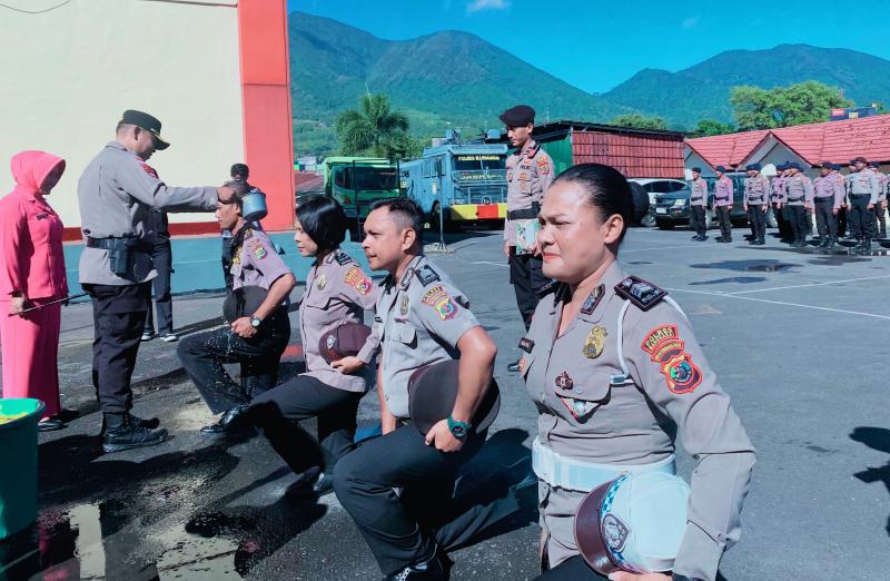 Kapolres Manggarai, AKBP Hendri Syaputra, S.I.K., Menyirami Air Kembang kepada Perwira yang Naik Pangkat (3/7/2025). 