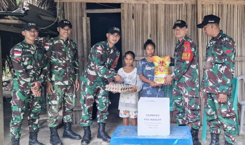 Dan SSK III,  Lettu Inf. Jhoni Rianando bersama anggota Pos Haslot saat menyerahkan bantuan sembako kepada Yasinta Rafu orang tua dari anak yang menderita disabilitas di Dusun Motamasin,  Kecamatan Kobalima Timur,  Kabupaten Malaka perbatasan RI-RDTL, Sabtu  (5/7/2025). 