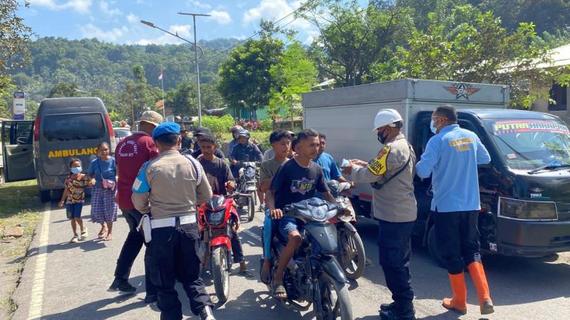 Tim Medis BKO Biddokkes Polda NTT tetap setia melayani masyarakat dengan membagi masker secara gratis kepada warga yang melintas di jalan. 