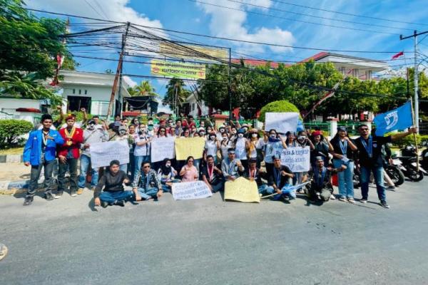 Massa pendemo yang tergabung dalam SAKSIMINOR saat menggelar aksi demo di depan Kantor Pengadilan Negeri Kupang, Senin (7/7/2025). 