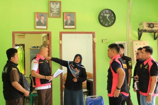 Aparat Kejaksaan Negeri Waingapu Sumba Timur melaksanakan penggeledahan pada Kantor PT. Algae Sumba Timur Lestari (ASTIL), yang berlokasi di Desa Tanamanang, Kecamatan Pahunga Lodu, Kabupaten Sumba Timur, pada Senin (7/7/2025). 