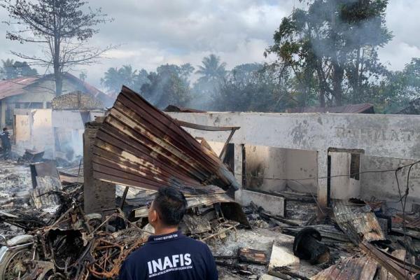 Anggota Satreskrim Polres TTS saat turun melakukan olah TKP di lokasi terbakarnya Pasar Oinlasi. 