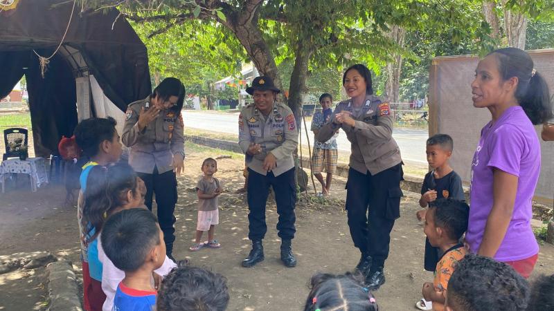 Aparat Polda NTT dan Polres Flores Timur menggelar kegiatan trauma healing bagi anak-anak korban bencana di tenda-tenda pengungsian. 