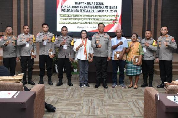 Polda NTT Berikan Penghargaan untuk 16 Personil dan Masyarakat saat Rakernis Binmas 