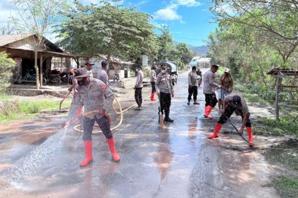 Anggota Polres Flores Timur  bersama personel Bantuan Kendali Operasi (BKO) dari Polda Nusa Tenggara Timur (NTT) gencar melaksanakan tugas kemanusiaan dalam menangani dampak erupsi Gunung Lewotobi Laki-laki di Kabupaten Flores Timur. 