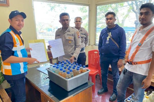 Aparat Polsubsektor Kesatuan Pelaksanaan Pengamanan Pelabuhan (KP3) Laut Tenau Kupang dan PT.Pelindo mengamankan minuman keras (miras) berbagai jenis yang masuk ke Kota Kupang lewat Pelabuhan Tenau Kupang.  