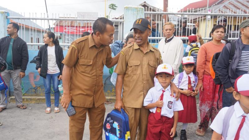 Antusias Para ASN saat mengantar anak mereka di Hari Pertama Sekolah (Dok. Kominfo Manggarai). 