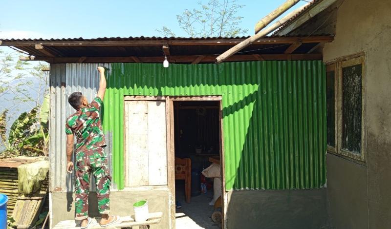Prajurit Pos Lakmars Satgas Yonif 741/GN bantu warga rehab atau renovasi rumah warga di Kecamatan Lamaknen Selatan,  Kabupaten Belu perbatasan.  