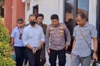 Mantan Kapolres Ngada, AKBP terdakwa, Fajar Widyadharma Lukman Sumaatmaja saat menghadiri sidang di PN Kupang, Senin (13/7/2025).