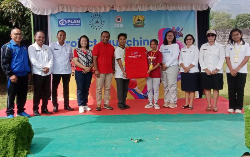 Pemerintah Kabupaten Manggarai bersama Yayasan Plan International Indonesia meluncurkan Proyek Girls Football Rabu (16/7/2025). 