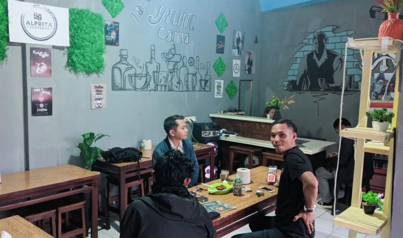 Alprita Cafe & Bar bersama para pelanggan setia 