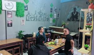 Alprita Cafe & Bar bersama para pelanggan setia