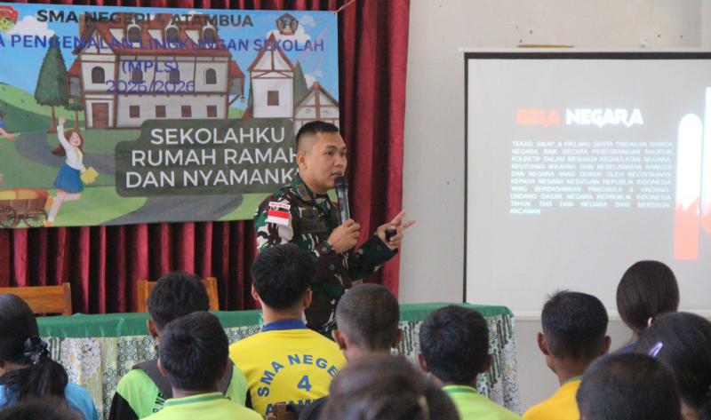 Wadansatgas Yonif 741/GN, Kapten Inf. Angga Singgih Lestiawan saat bawakan materi bela negara untuk pelajar SMAN 4 Atambua di Umanen, Kabupaten Belu perbatasan RI-RDTL, Rabu (16/7/2025). 