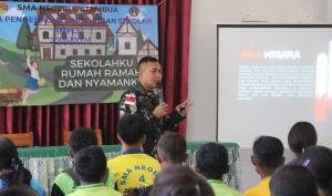 Wadansatgas Yonif 741/GN, Kapten Inf. Angga Singgih Lestiawan saat bawakan materi bela negara untuk pelajar SMAN 4 Atambua di Umanen, Kabupaten Belu perbatasan RI-RDTL, Rabu (16/7/2025).