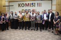 Ketua Komisi III DPR RI, Habiburokhman bersama anggota Komisi III DPR RI, foto bersama ahli waris Keluarga Konay, Marthen Soleman Konay serta ahli waris lainnya didampingi kuasa hukumnya, Fernando Bessi