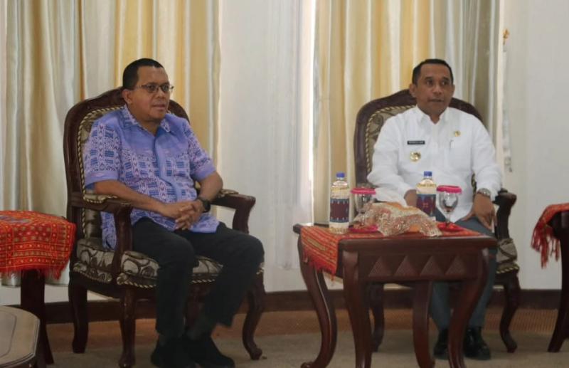 Gubernur NTT, Emanuel Melkiades Laka Lena, bersama Bupati Manggarai, Herybertus G.L. Nabit. 