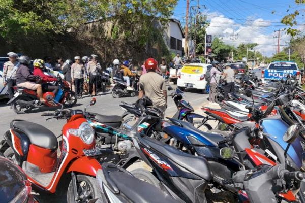 Satuan Lalu Lintas (Satlantas) Polresta Kupang Kota menggelar Operasi Patuh Turangga 2025, Selasa (15/7/2025). Operasi hari kedua dilakukan di Jalur 40, Kelurahan Sikumana, Kecamatan Maulafa, Kota Kupang. 