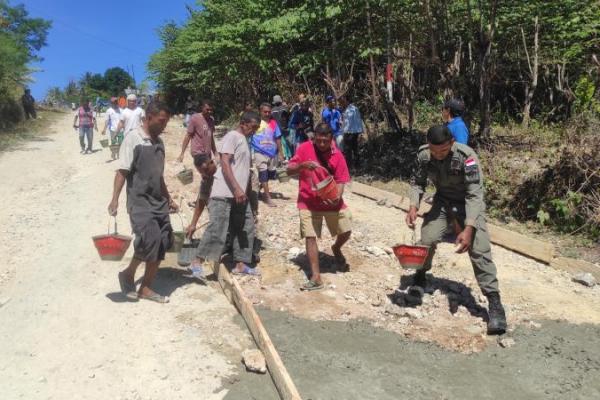 Warga di Desa Tunbaun, Kecamatan Amarasi Barat, Kabupaten Kupang, Nusa Tenggara Timur (NTT) secara swadaya memperbaiki jalan rusak yang selama ini menjadi jalur utama penghubung empat kecamatan.  