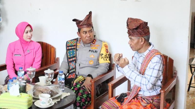    Kapolda Nusa Tenggara Timur (NTT), Irjen Pol Dr. Rudi Darmoko bersama Ketua Bhayangkari Daerah NTT,. Vily Rudi Darmoko melakukan kunjungan silaturahmi ke Sonaf (Istana) Bana di Kota Kefamenanu, Kabupaten Timor Tengah Utara (TTU), Sabtu (19/7/2025). 