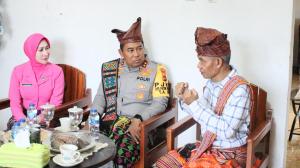    Kapolda Nusa Tenggara Timur (NTT), Irjen Pol Dr. Rudi Darmoko bersama Ketua Bhayangkari Daerah NTT,. Vily Rudi Darmoko melakukan kunjungan silaturahmi ke Sonaf (Istana) Bana di Kota Kefamenanu, Kabupaten Timor Tengah Utara (TTU), Sabtu (19/7/2025).