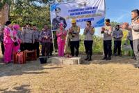  Kapolda NTT Irjen Pol Dr Rudi Darmoko memecahkan kendi air dan membongkar bata pertama sebagai penanda dimulainya pengeboran sumur.