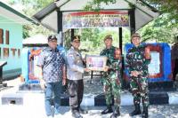 Kapolda NTT Irjen Pol Rudi Darmoko saat mengunjungi Pos Satgas Pengamanan Perbatasan (Pamtas) RI–RDTL sektor barat Yon Arhanud 15/DBY di Wini, Kabupaten Timor Tengah Utara (TTU), Sabtu (19/7/2025). 