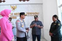 Kapolda NTT Irjen Pol Dr Rudi Darmoko bersama Ketua Bhayangakari NTT, Vili Rudi Darmoko saat berkunjung ke Pos Lintas Batas Negara (PLBN) Wini, Kecamatan Insana Utara, Kabupaten TTU, Sabtu (19/7/2025).
