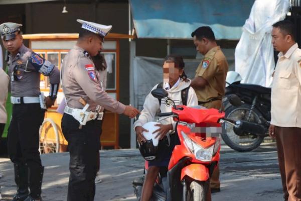 Satlantas Polres Sumba Timur Tindak Pengendara Sepeda Motor di Bawah Umur 