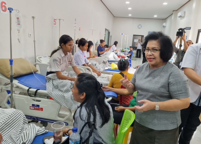 Pimpinan RSU Mamami Kupang Bagikan Makanan Siang Gratis untuk Siswa SMPN 8 Korban Keracunan 