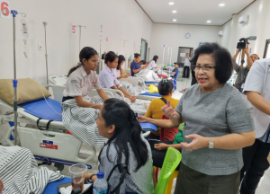 Pimpinan RSU Mamami Kupang Bagikan Makanan Siang Gratis untuk Siswa SMPN 8 Korban Keracunan 