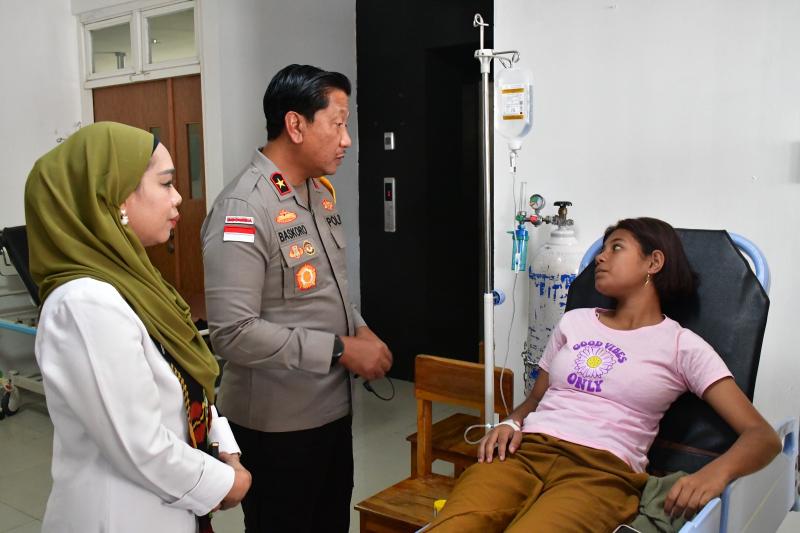 Wakapolda NTT Cek Kondisi Siswa SMPN 8 Kupang Korban Keracunan Makanan Bergizi Gratis