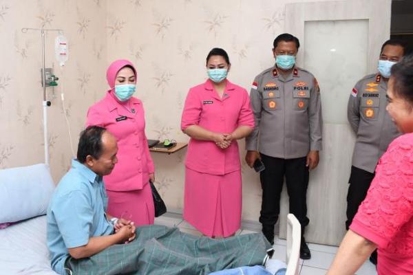 Empati Kapolda NTT Besuk  Anggota Polres TTS, Korban Kecelakaan Saat Tugas Pengawalan