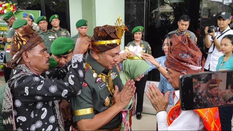 Danrem 161/Wirasakti Kolonel Inf Hendro Cahyono Disambut dengan Adat Timor 