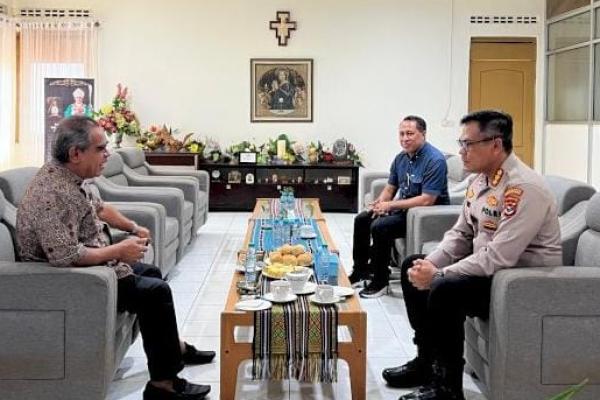 Kapolresta Kupang Temui Uskup Agung Kupang Minta DUkungan Jaga Kamtibmas