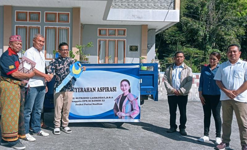 Paroki Katedral Ruteng Terima Bantuan Kendaraan Pengangkut Sampah dari Julie Sutrisno Laiskodat