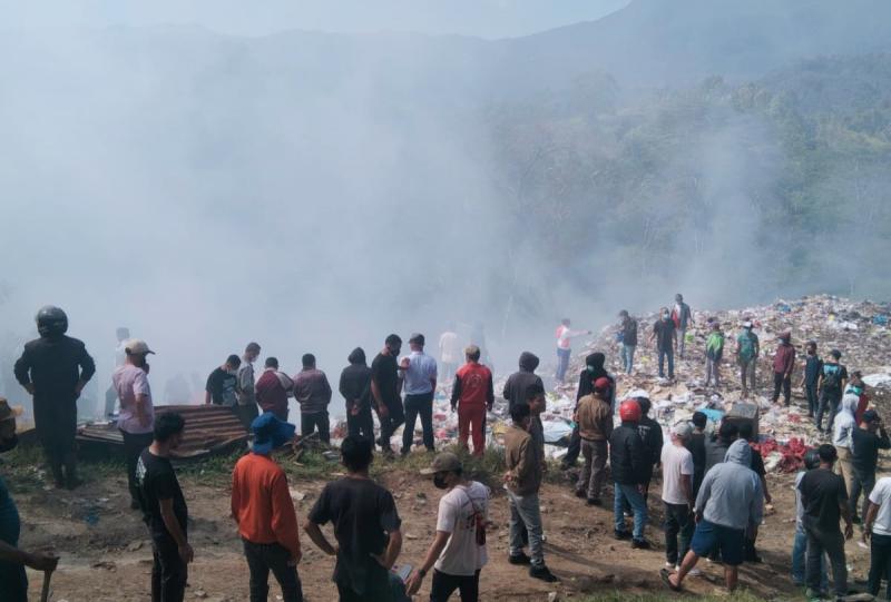 Asap Tebal dari Kebakaran TPA Ncolang Selimuti Permukiman, Warga Mengeluh Sesak Napas