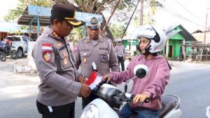 Peringati HUT ke-80 Kemerdekaan RI, Kapolres Rote Ndao Bagi Gratis Bendera Merah Putih 