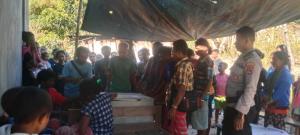  Polisi Olah TKP & Serahkan Bantuan untuk Korban Kebakaran  di Amfoang Selatan yang Menewaskan Dua B