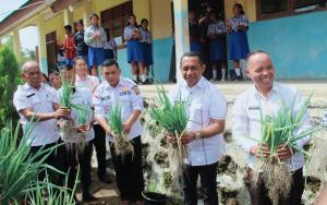 Panen Perdana Daun Bawang, Bupati Hery Nabit Ajak Siswa SMPN 4 Langke Rembong Cinta Pertanian
