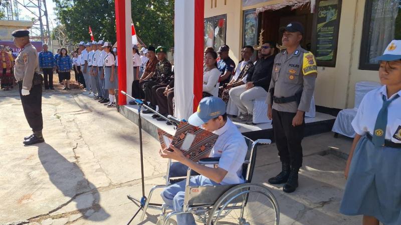 Siswa SMA Penyandang Difabel di Rote Ndao Baca Teks Proklamasi saat HUT ke-80 RI