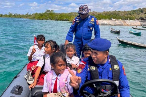 Ditpolairud Polda NTT Bantu Perahu &Perlengkapan untuk Siswa di Rote Ndao